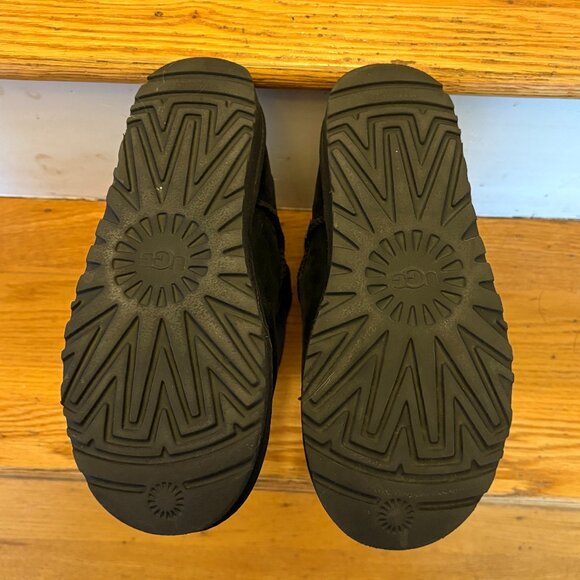 UGG Australia Classic Short Sheepskin Suede Boots Black Size 6 EUC - Picture 5 of 5